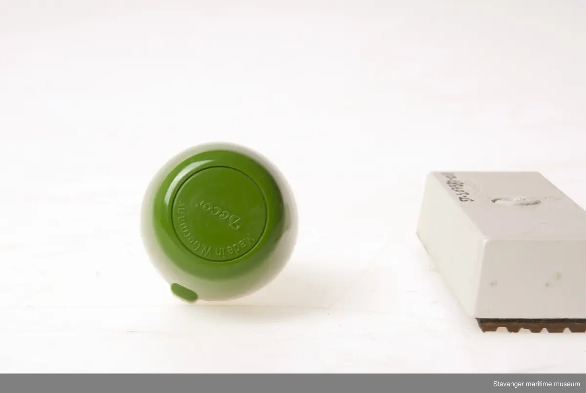 Stempel i plastikk, håndtaket har knukket av.