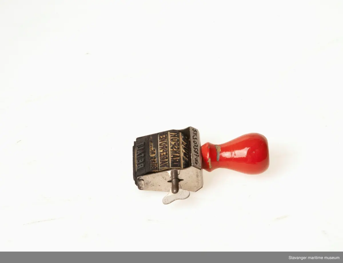 Stempel i tre og metall, kan roteres og har forskjellige ord/bruk. Trolig brukt for betalingsbekreftelse og lignende.