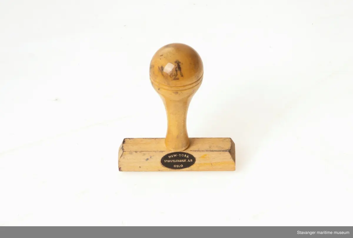 Stempel i tre med fabrikkstempel, hvor det står: Incentra Avtale.