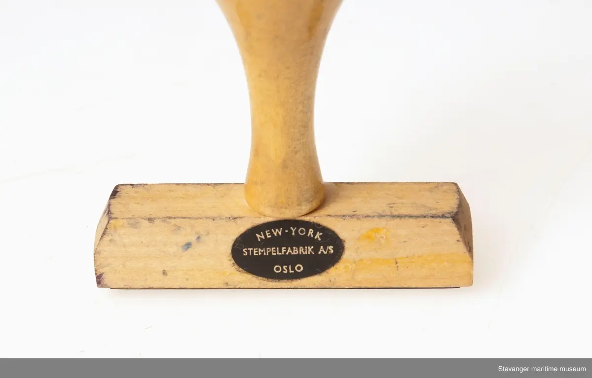 Stempel i tre med fabrikkstempel, hvor det står: Incentra Avtale.