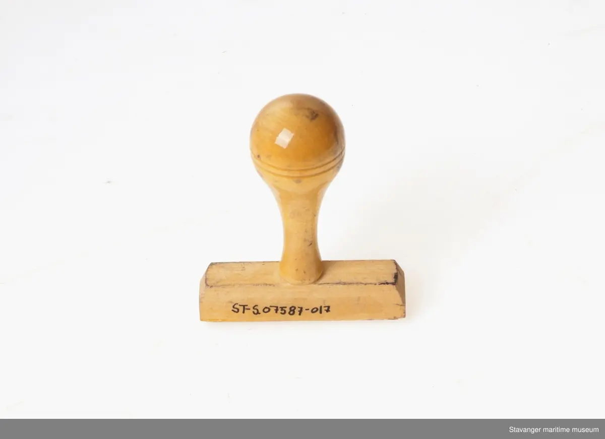 Stempel i tre med fabrikkstempel, hvor det står: Incentra Avtale.