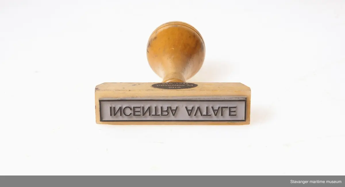 Stempel i tre med fabrikkstempel, hvor det står: Incentra Avtale.