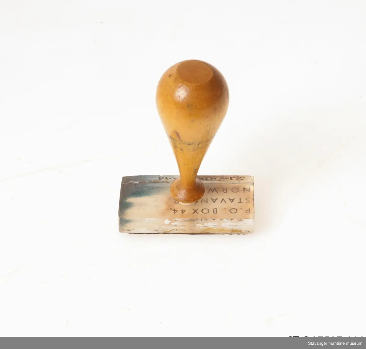 Stempel i glass og tre, hvor det står: Sigval Bergesen, P.O. Box 44, Stavanger, Norway.