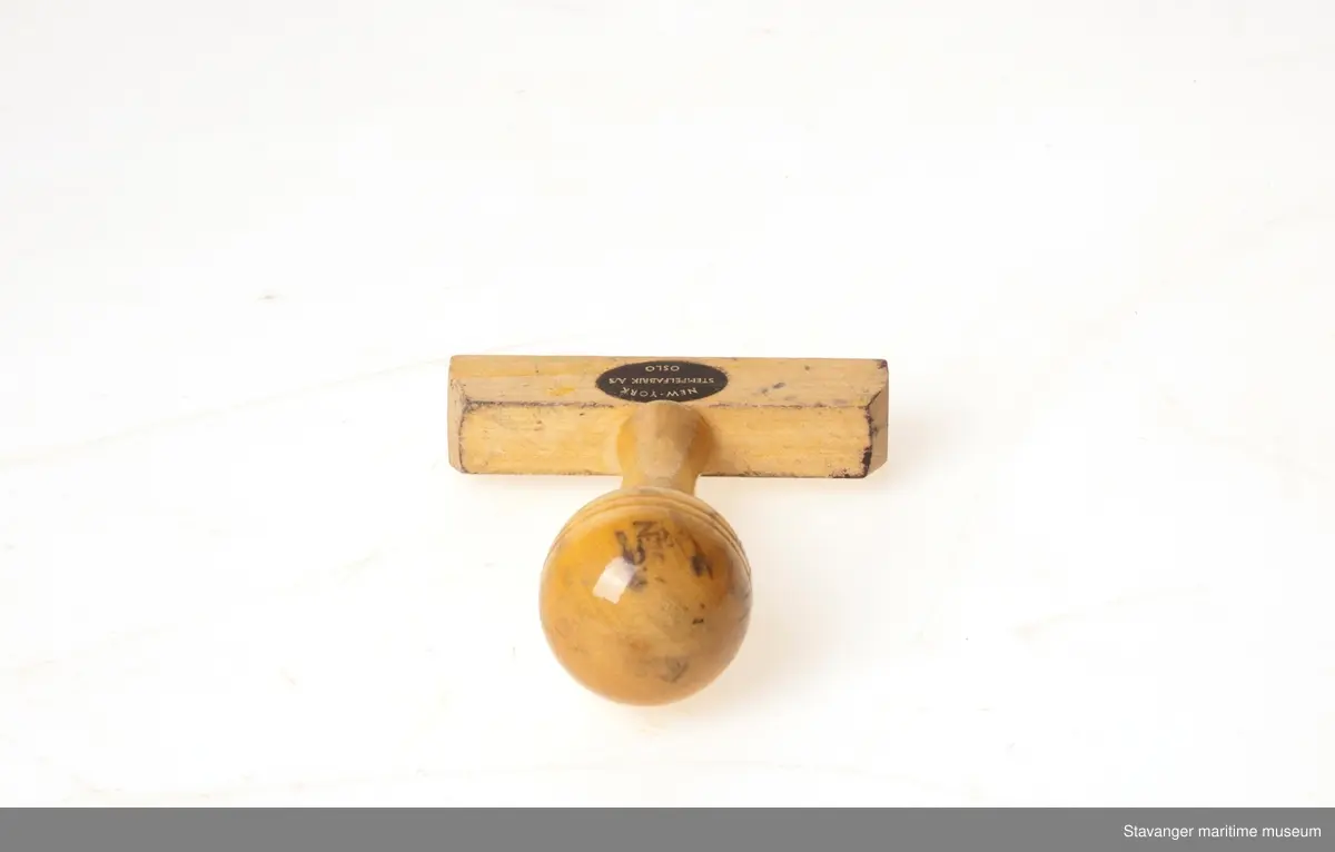 Stempel i tre med fabrikkstempel, hvor det står: Incentra Avtale.
