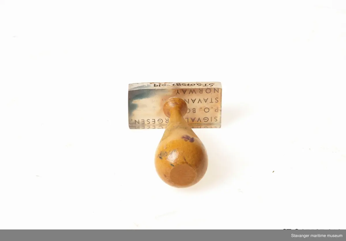 Stempel i glass og tre, hvor det står: Sigval Bergesen, P.O. Box 44, Stavanger, Norway.