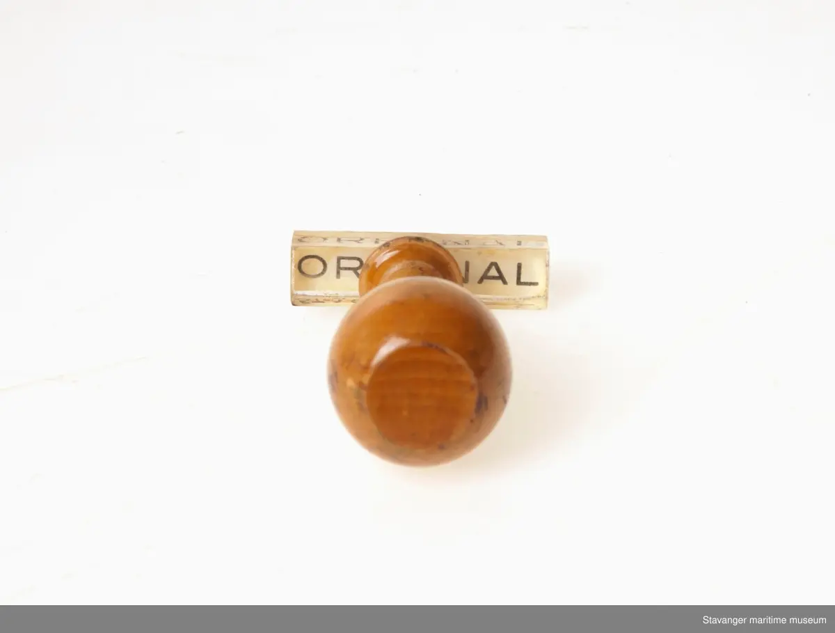 Stempel med trehåndtaket, hvor det står: Original