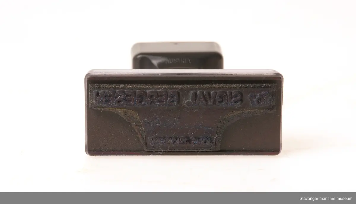 Stempel i plastikk, hvor det står: For Sigval Bergesen, Johs. Thorsen