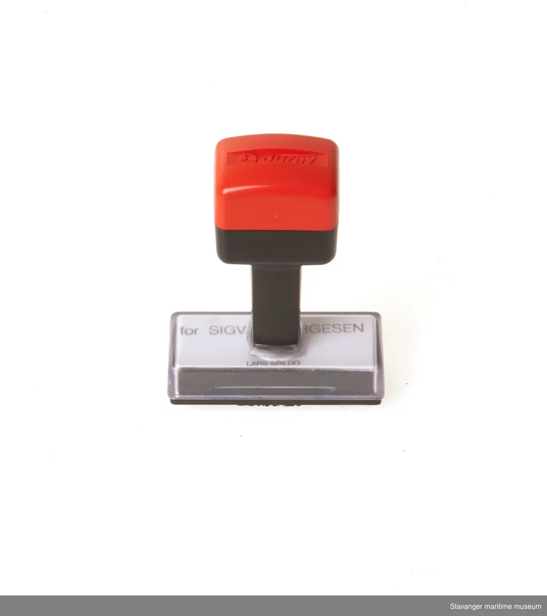 Stempel i plastikk, hvor det står: For Sigval Bergesen, Lars Spildo.