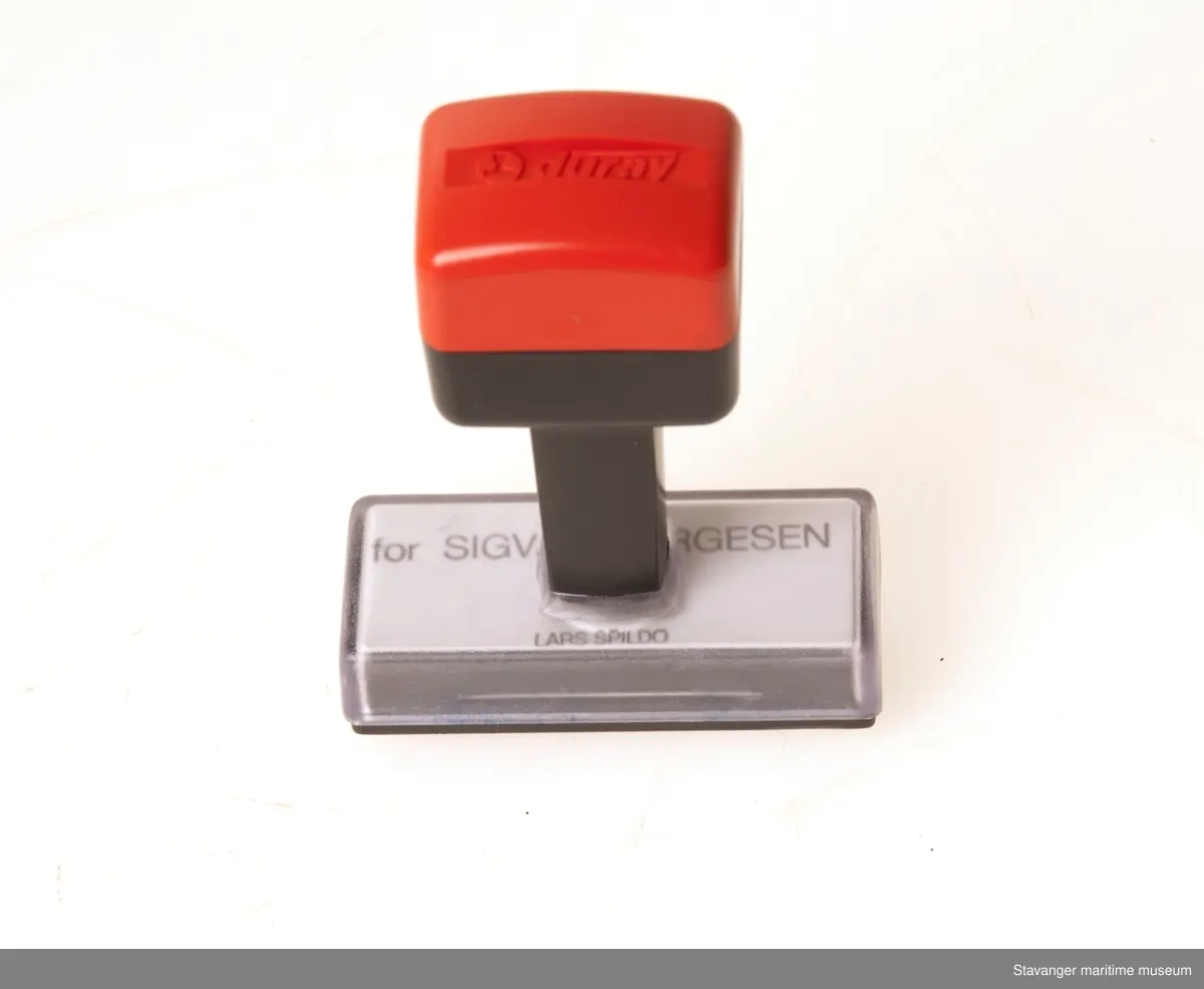 Stempel i plastikk, hvor det står: For Sigval Bergesen, Lars Spildo.