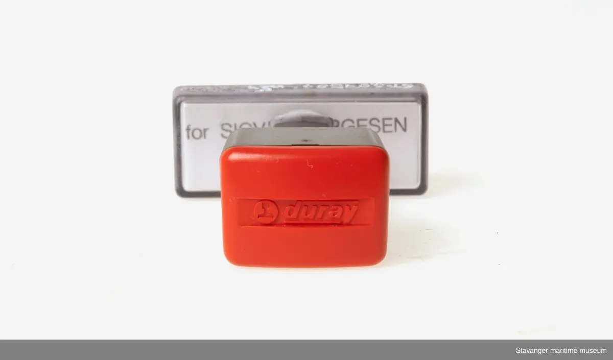 Stempel i plastikk, hvor det står: For Sigval Bergesen, Lars Spildo.