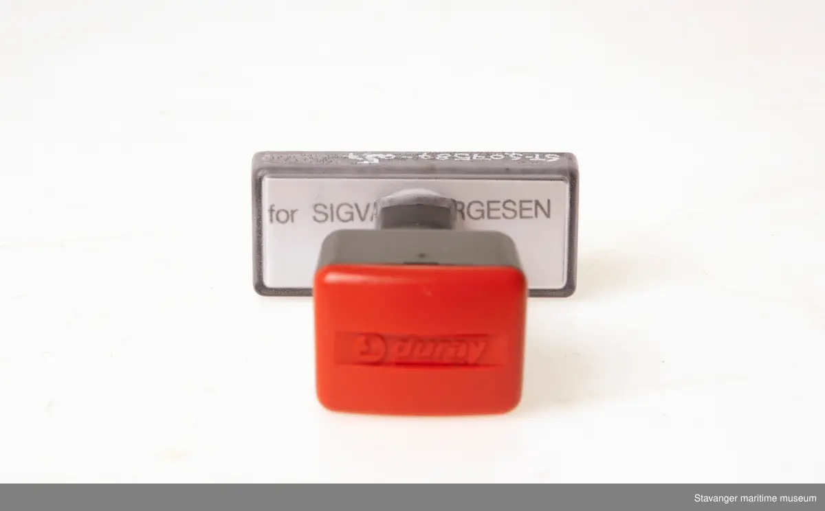 Stempel i plastikk, hvor det står: For Sigval Bergesen, Lars Spildo.