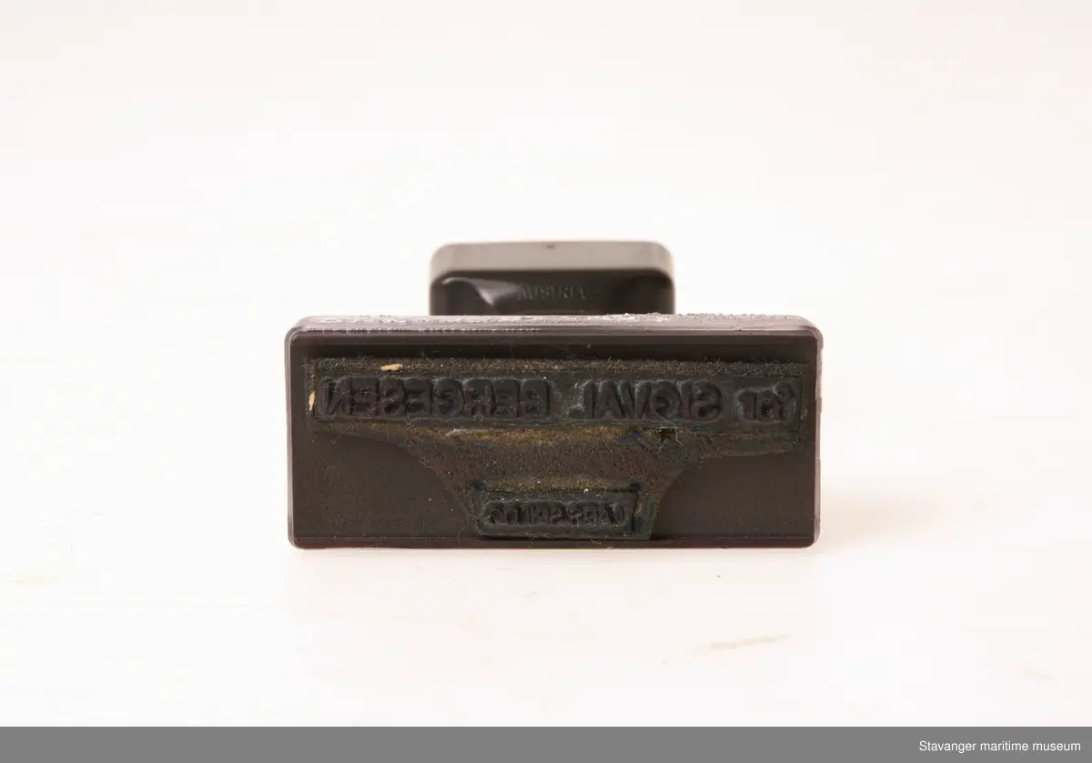 Stempel i plastikk, hvor det står: For Sigval Bergesen, Lars Spildo.