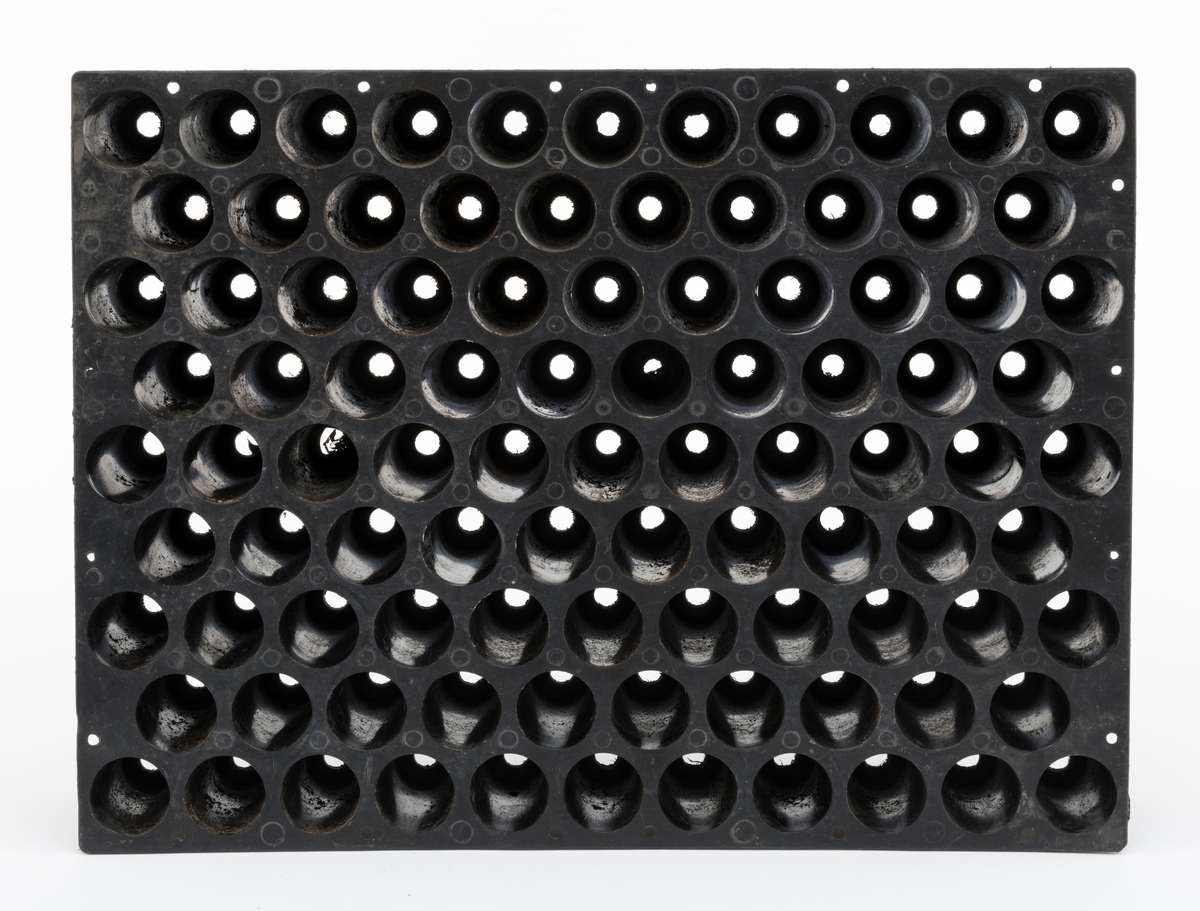 Svart plastkassett (polyetylen) med hylser for produksjon av såkalte pottebrettplanter eller pluggrotplanter. Pottebrettet er rektangulært (40 X 30 centimeter i overkant) og snaut 9 centimeter høyt. På undersida er det 9 rekker med plastpotter, 10 eller 11 enheter i annenhver rekke - til sammen 95 enheter - som er avstivet i forhold til hverandre i lengderetningen, til dels også diagonalt, av plastribber på undersida. Pottemunningene har en diameter på 3 centimeter, men smalner noe mot botnen der det er dreneringshull med 1 centimeters diameter. Disse pottehullene ble fylt med torvsubstrat og deretter tilsådd, vannet og gjødslet i pottebrettene i planteskolene. 

Ved pottebrettproduksjon av skogplanter sparte man den store innsatsen planteskolemedarebeiderne tidligere hadde måttet investere i luking og prikling, og produksjonsforløpet kunne delevis foregå i veksthus, slik at vekstsesongene ble lengre. Dermed også tida det tok fra brettene ble tilsådd til plantene var leveringsklare langt på veg halveres. Alt dette innebar store rasjonaliseringsgevinsteri skogplanteproduksjonen. Dekkrotplanene fra pottebrettene hadde også fortrinn på plantefeltene i skogen: De var mindre sårbare for tørkeskader enn barrotplantene og de var framfor alt langt enklere å plante med hullpipe som arbeidsredskap enn med hakke. Akershus skogselskaps planteskole på Furusmo i Ullensaker la om til pottebrettproduksjon i 1972. Deretter fulgte mange av de andre planteskolene raskt etter, sjøl om ingen gav opp barrotproduksjonen umiddelbart.