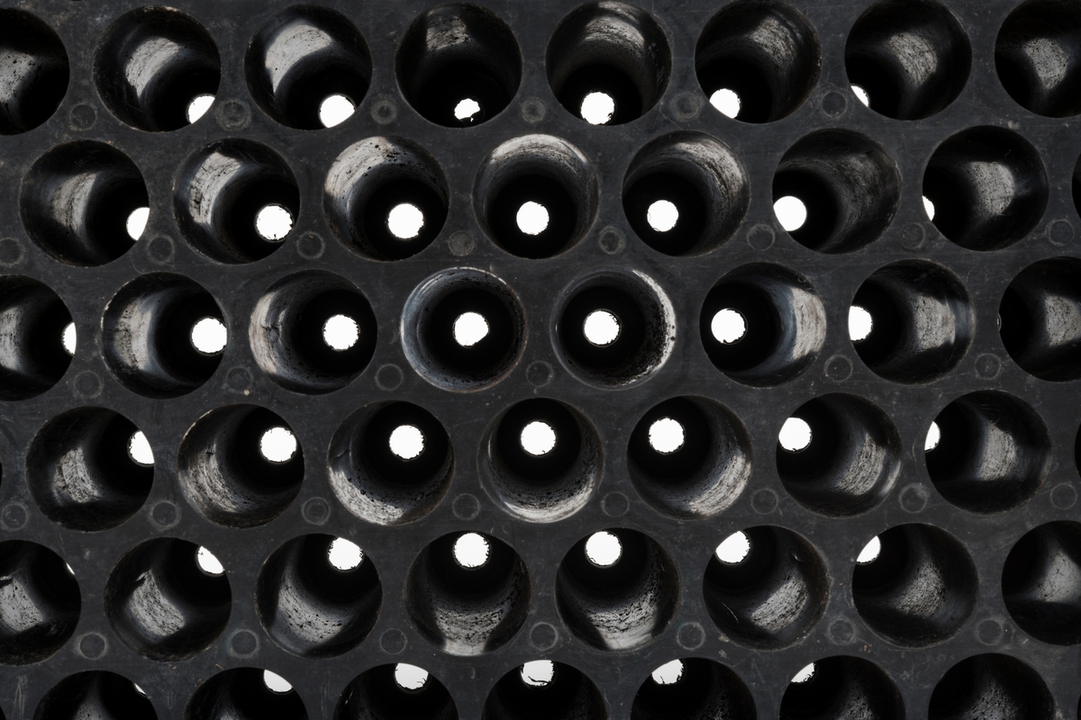 Svart plastkassett (polyetylen) med hylser for produksjon av såkalte pottebrettplanter eller pluggrotplanter. Pottebrettet er rektangulært (40 X 30 centimeter i overkant) og snaut 9 centimeter høyt. På undersida er det 9 rekker med plastpotter, 10 eller 11 enheter i annenhver rekke - til sammen 95 enheter - som er avstivet i forhold til hverandre i lengderetningen, til dels også diagonalt, av plastribber på undersida. Pottemunningene har en diameter på 3 centimeter, men smalner noe mot botnen der det er dreneringshull med 1 centimeters diameter. Disse pottehullene ble fylt med torvsubstrat og deretter tilsådd, vannet og gjødslet i pottebrettene i planteskolene. 

Ved pottebrettproduksjon av skogplanter sparte man den store innsatsen planteskolemedarebeiderne tidligere hadde måttet investere i luking og prikling, og produksjonsforløpet kunne delevis foregå i veksthus, slik at vekstsesongene ble lengre. Dermed også tida det tok fra brettene ble tilsådd til plantene var leveringsklare langt på veg halveres. Alt dette innebar store rasjonaliseringsgevinsteri skogplanteproduksjonen. Dekkrotplanene fra pottebrettene hadde også fortrinn på plantefeltene i skogen: De var mindre sårbare for tørkeskader enn barrotplantene og de var framfor alt langt enklere å plante med hullpipe som arbeidsredskap enn med hakke. Akershus skogselskaps planteskole på Furusmo i Ullensaker la om til pottebrettproduksjon i 1972. Deretter fulgte mange av de andre planteskolene raskt etter, sjøl om ingen gav opp barrotproduksjonen umiddelbart.