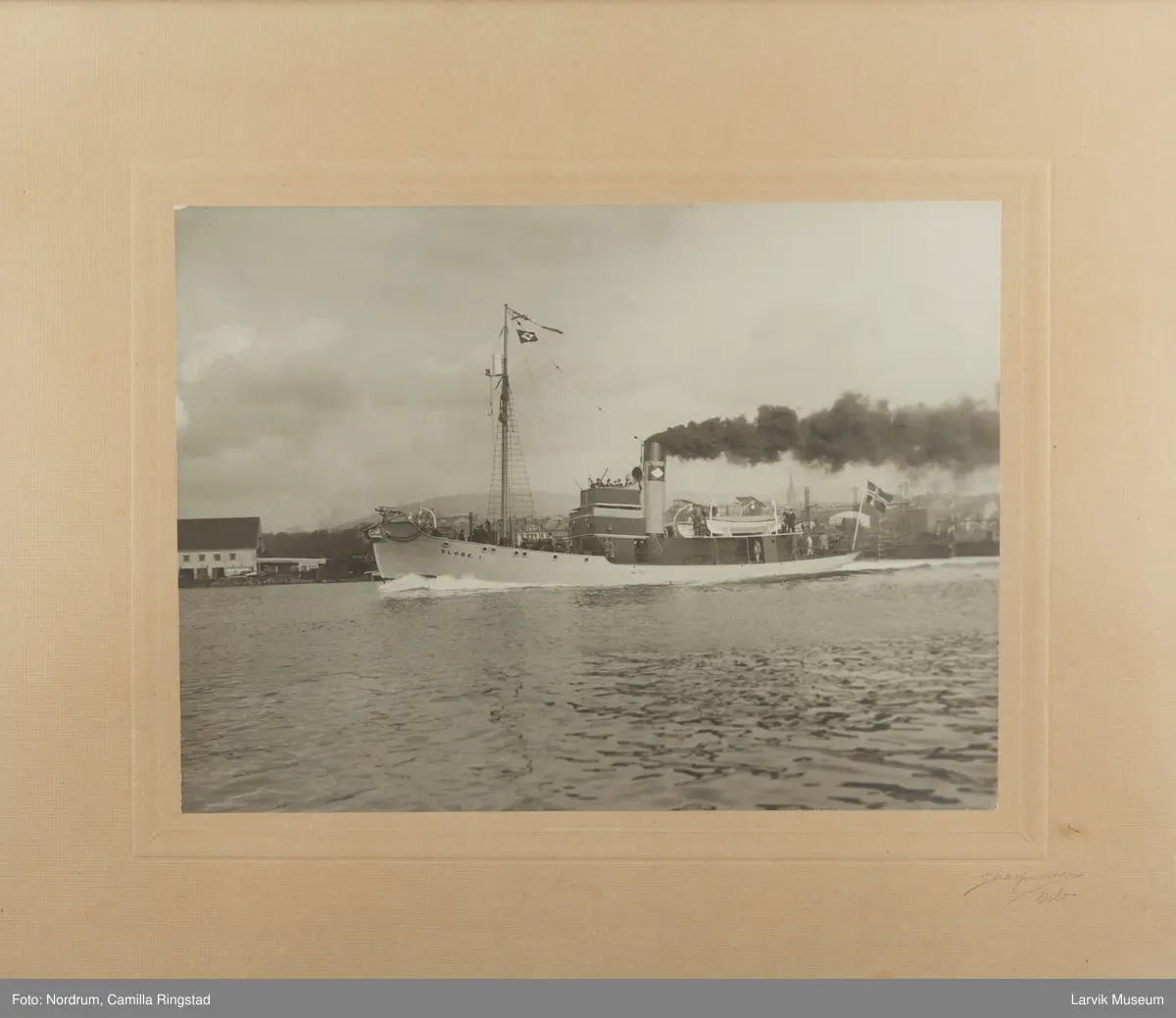 GLOBE 1 1925 tilhørende hvalfangsselskapet Globus A/S
Melsom&Melsom-flagget i masten. Jomfrueturen 1925.