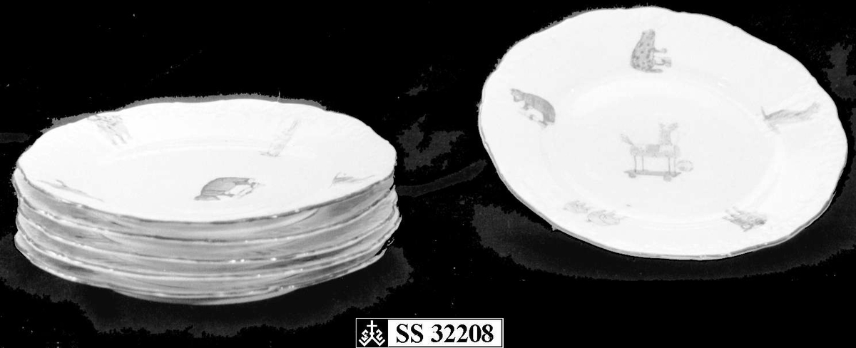 Seks leketallerkener av glassert keramikk. Randen er bølgete og har en dekorativ grønn stripe. Flerfarget trykk med motiv av dyr og leker, hver tallerken har forskjellige kombinasjoner av trykkene.