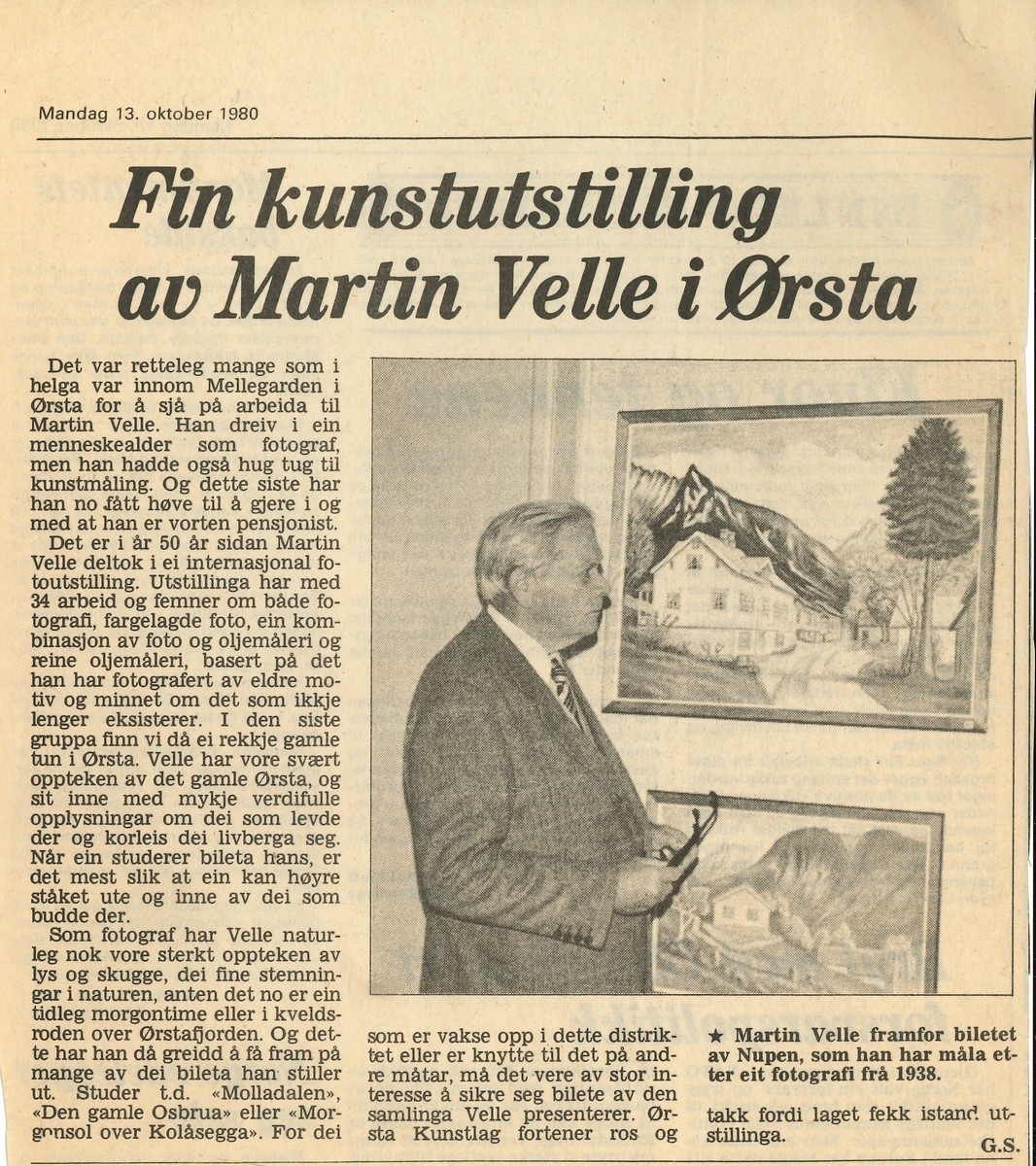 Avisartikkel i Sunnmørsposten om Martin Velle si kunstutstilling i Ørsta i 1980. Artikkelen har overskrifta "Fin kunstutstilling av Martin Velle i Ørsta". I artikkelen står det om mange frammøtte under utstillinga i Mellegarden i Ørsta. Martin Velle (1905-1989) var fotograf i Ørsta frå 1933 til 1974. Etter dette nytta han òg tida til måling. Kunstutstillinga hadde i følgje artikkelen med 34 arbeid og femnde om "både fotografi, fargelagde foto, ein kombinasjon av foto og oljemåleri og reine oljemåleri". Mange av måleria hans var av gamle gardstun i Ørsta. Journalisten som har skrive artikkelen har initialane G.S. Han konkluderer med at "Ørsta Kunstlag fortener ros og takk fordi laget fekk istand utstillinga." Avisa er datert 13. oktober 1980, og den er på nynorsk.