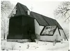 Säby sn, Hallstahammars kn.
Exteriör av Säby kyrka, med klockstapeln.