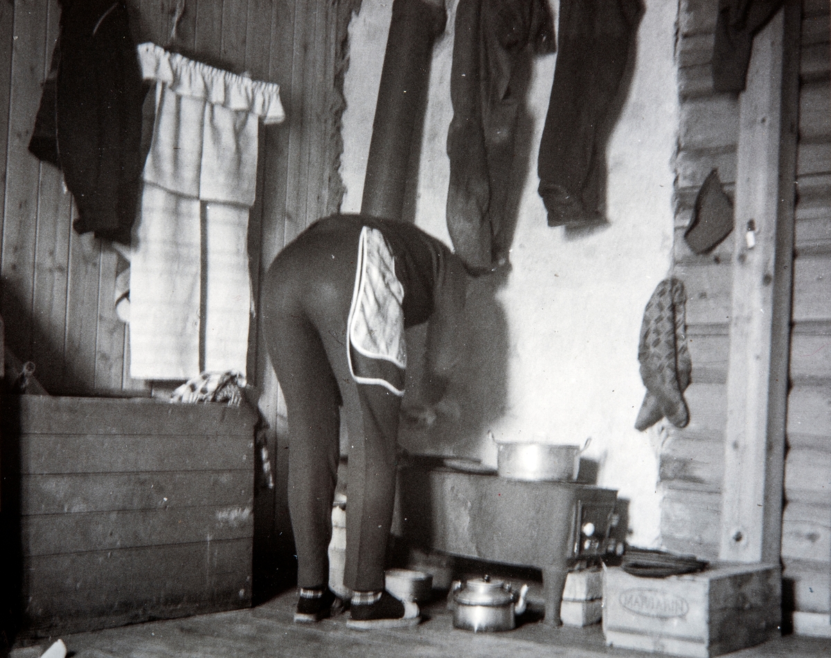 Gine Slagsvold lager mat på vedovnen på Jutsætra.