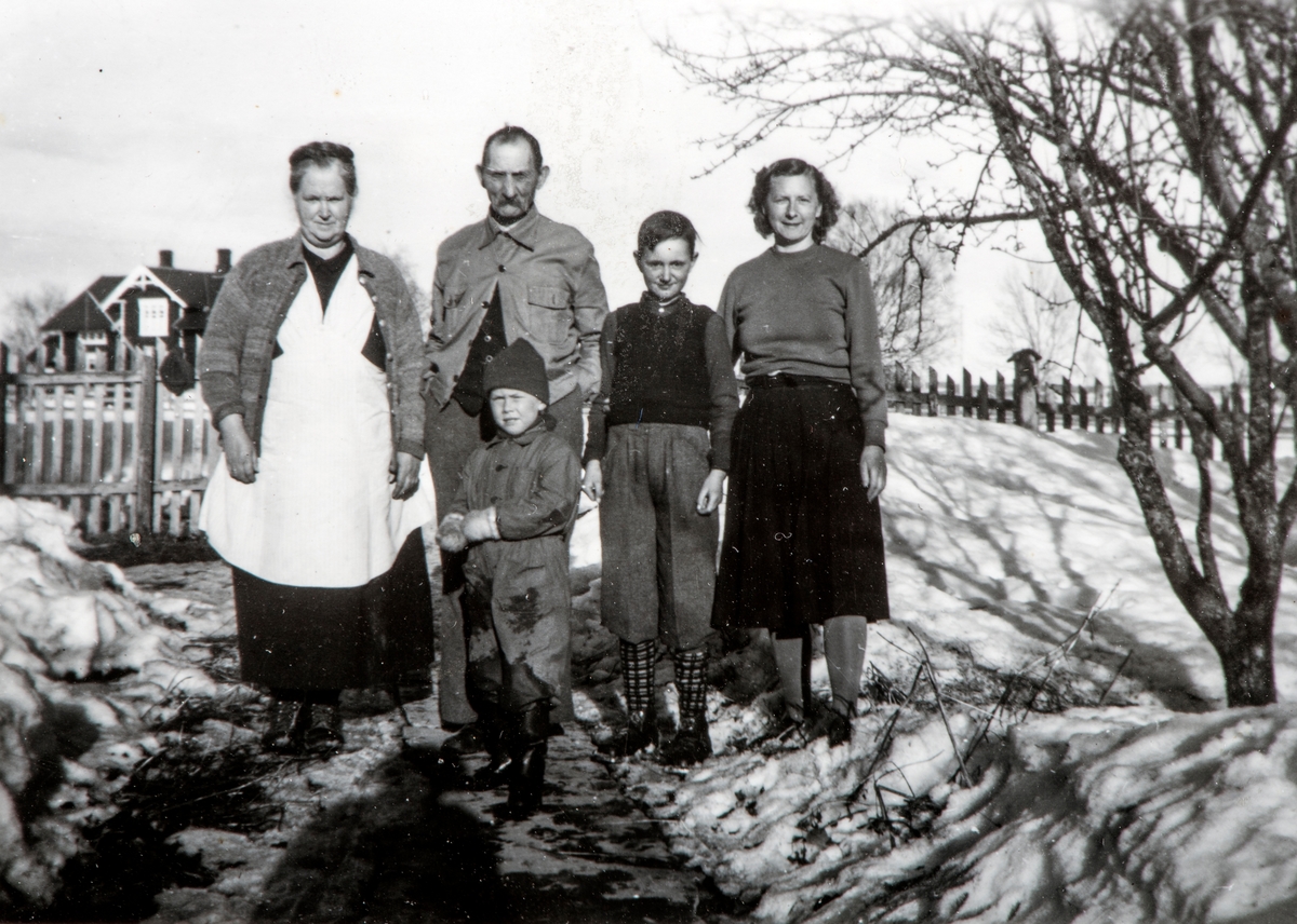 Helma, Mons og Maja Oustad,  guttene kan være Mons Henrik og Bjørn Johan Slagsvold.