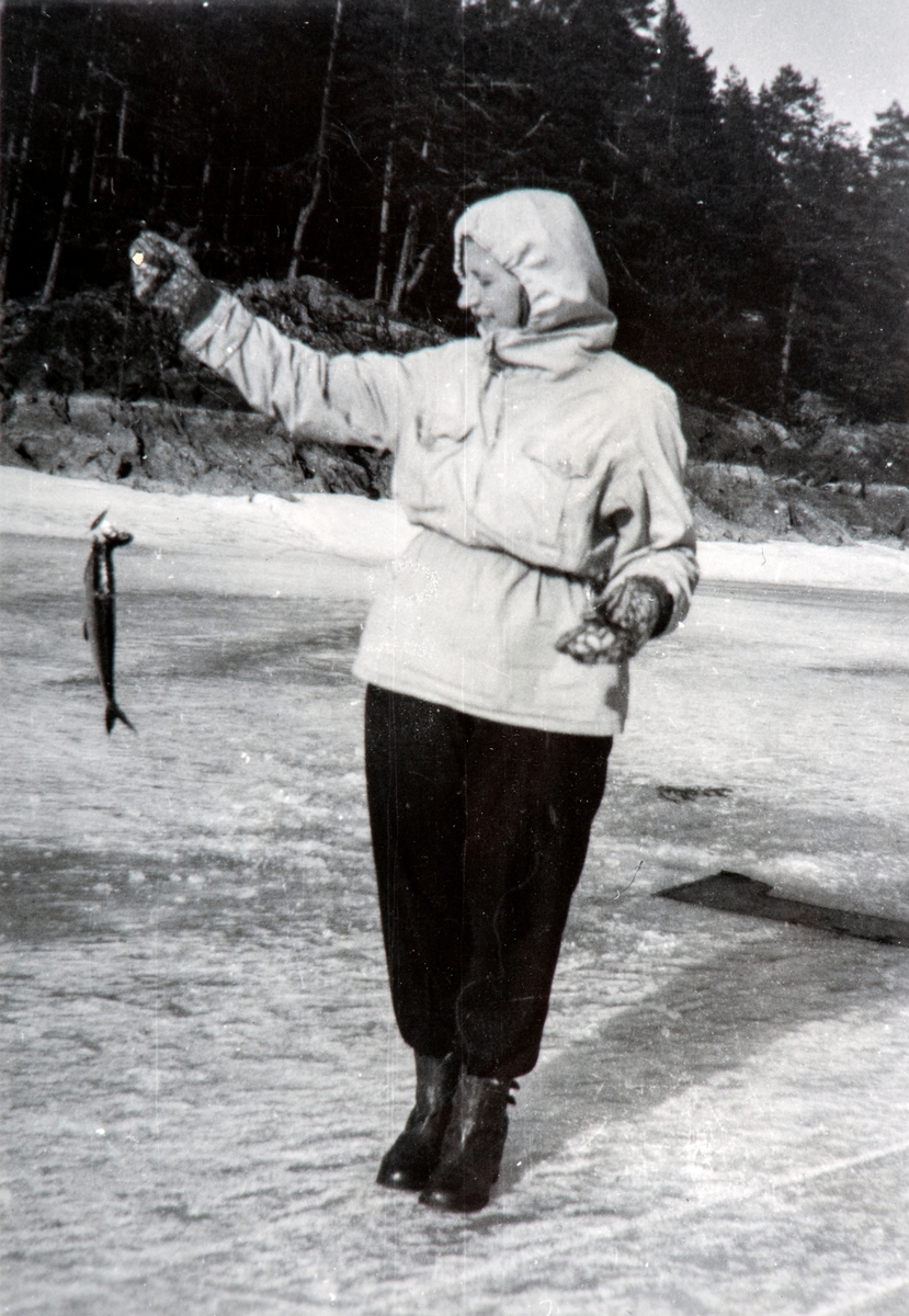 Pilking på Harasjøen. Dame med fisk.