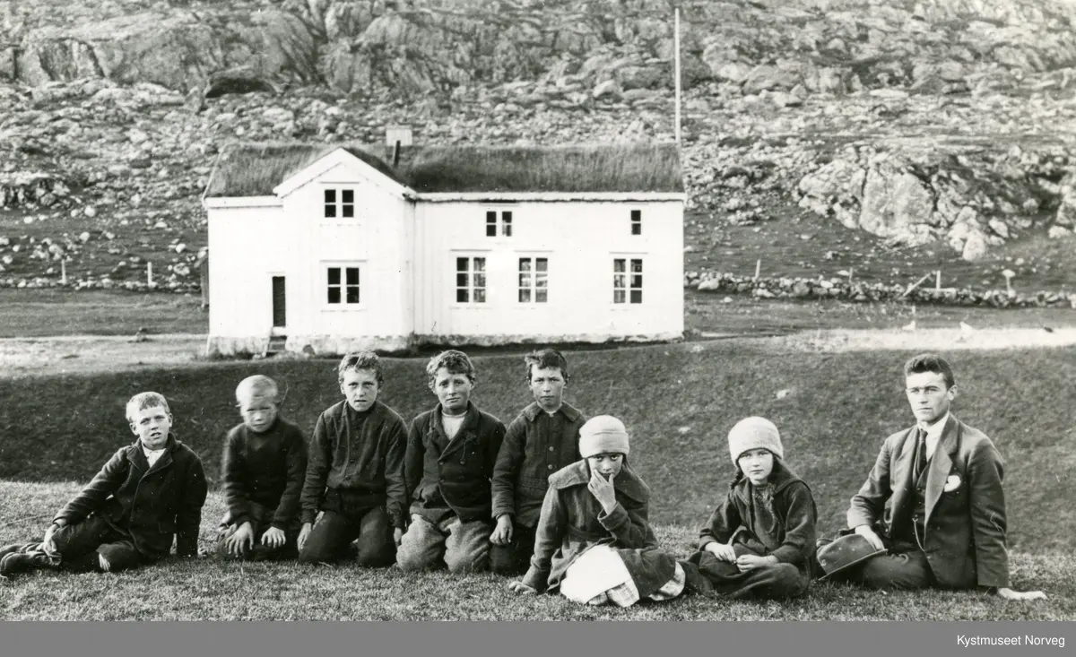 Fra venstre: elevene Einar Ingebrigtsen, Fridjof Fredriksen, Oddmund Engan, Egil Haug, Torolf Vågan, Astrid Ovesen, Alfhild Pedersen og lærer Konrad Leknes ved Solsem Grendeskole
