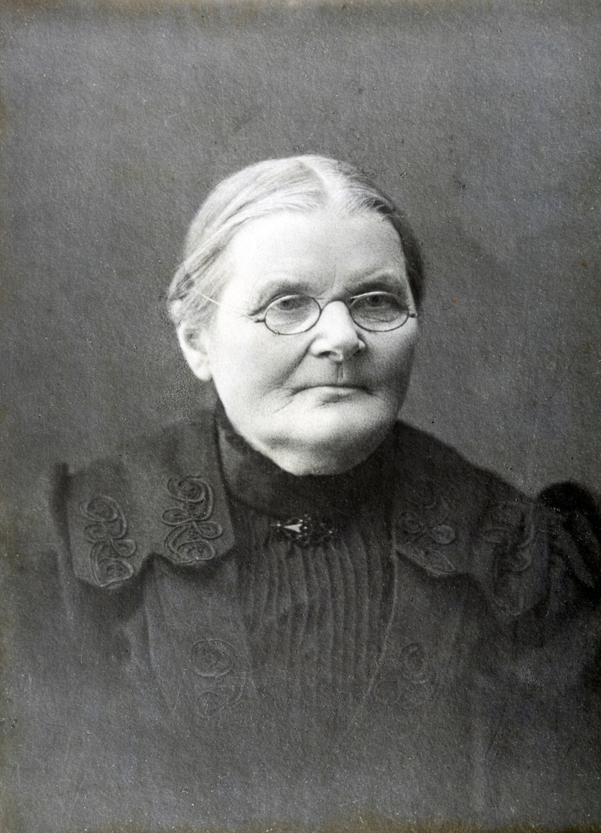 Berte Andersdtr. Snarud (f.24/6.1840 i Furnes, død 1924) gift 1871 med Syver Gudbrandsen Opsahl (f 1843 - d 1883) Store Oppsal (79/1). i Vang. 
Se også HHB-02788.
