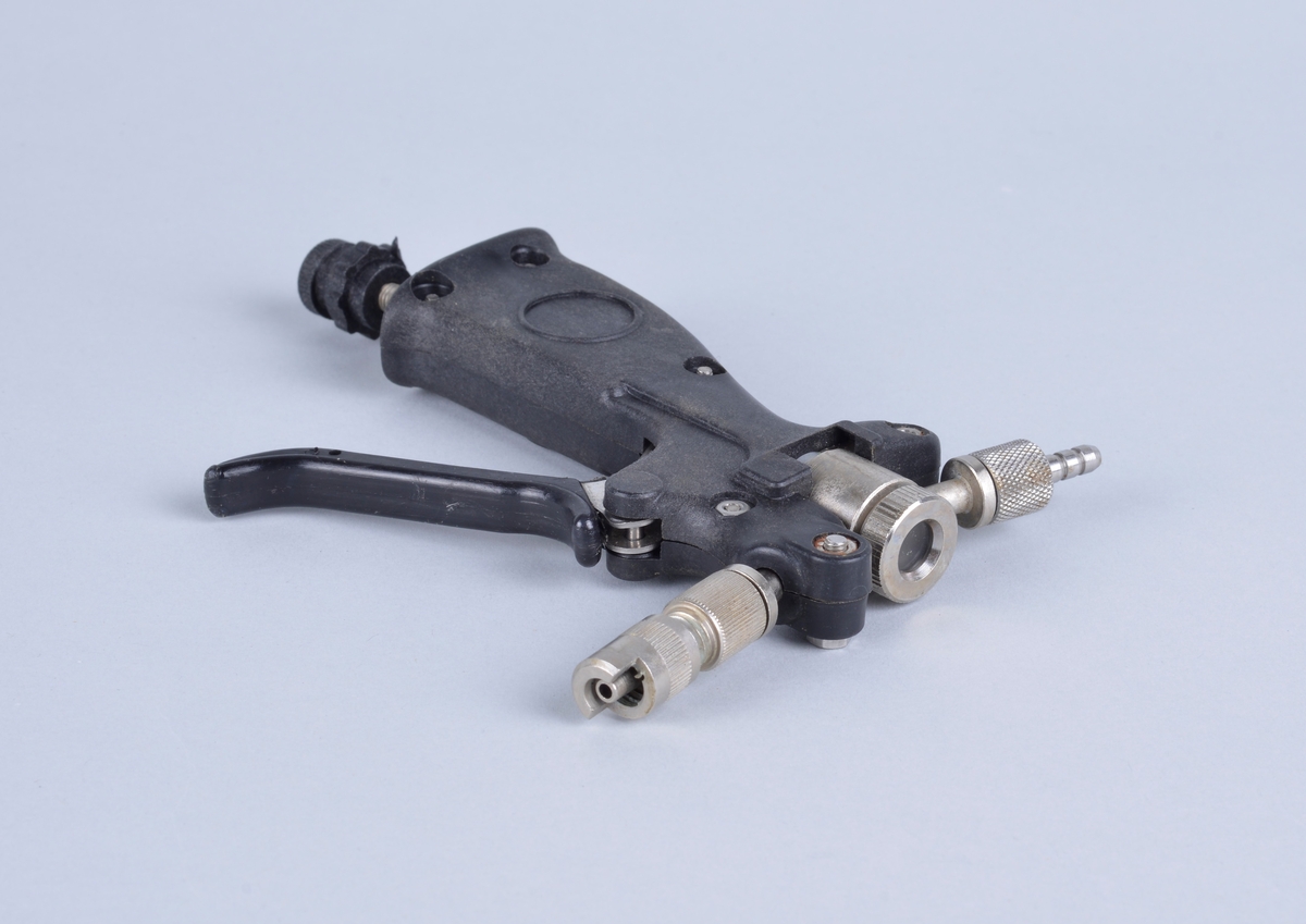 Vaksinepistol av merket Rapi-Vacc.
Automatisk multi-dose vaksinator. 
Hver dose er fra 0 - 1,0 ml
Med pistolen følger en tynn hvit gummislange med injeksjonsnål (?), Ventilasjonsrør (?) samt det som trolig er ulike reservedeler. 

Vedlagt brosjyre fra leverandøren og brev fra Proffesor Tore Håstein