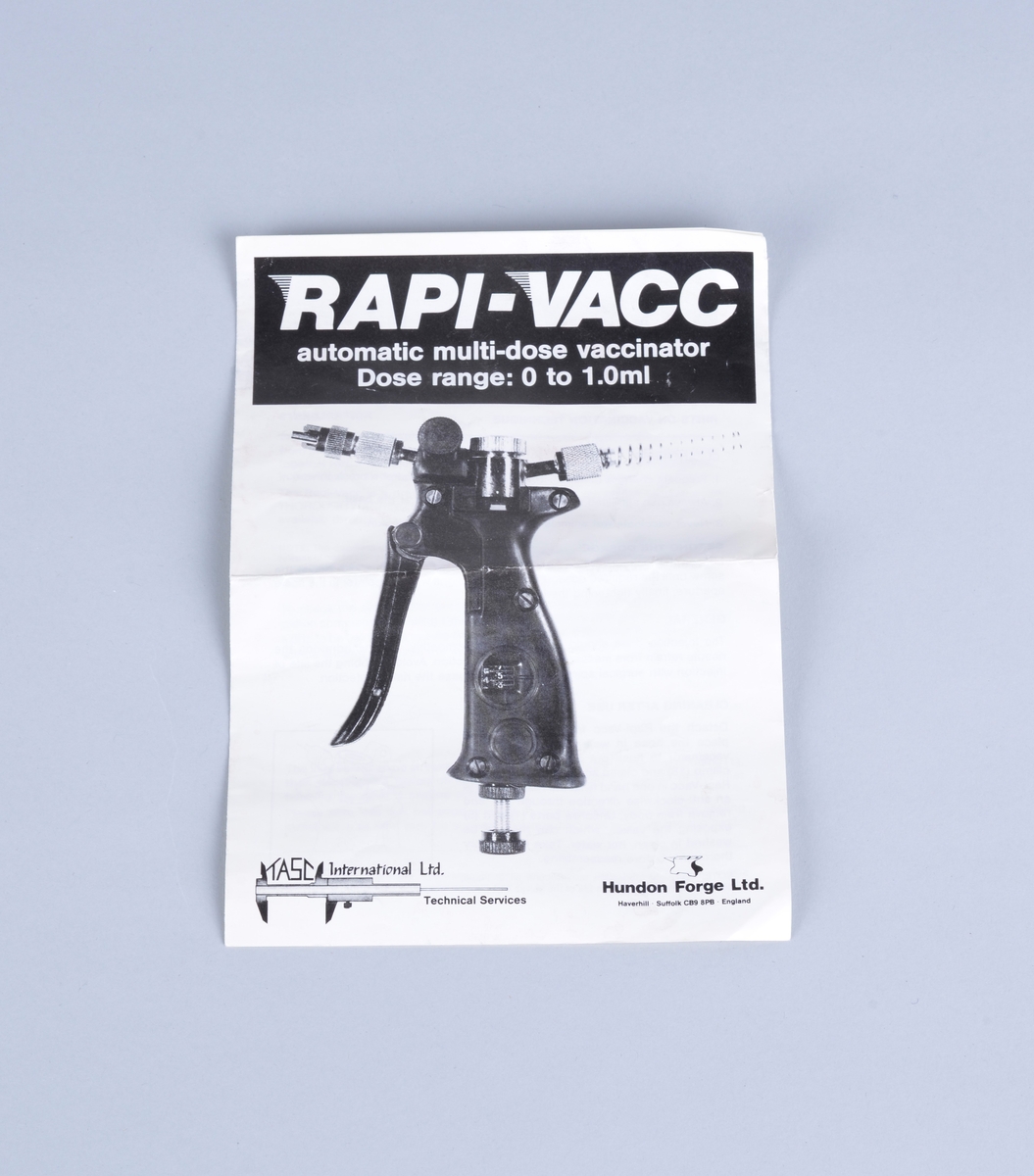 Vaksinepistol av merket Rapi-Vacc.
Automatisk multi-dose vaksinator. 
Hver dose er fra 0 - 1,0 ml
Med pistolen følger en tynn hvit gummislange med injeksjonsnål (?), Ventilasjonsrør (?) samt det som trolig er ulike reservedeler. 

Vedlagt brosjyre fra leverandøren og brev fra Proffesor Tore Håstein