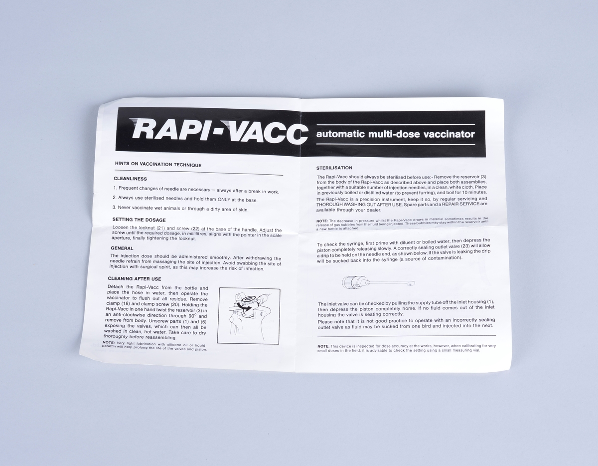 Vaksinepistol av merket Rapi-Vacc.
Automatisk multi-dose vaksinator. 
Hver dose er fra 0 - 1,0 ml
Med pistolen følger en tynn hvit gummislange med injeksjonsnål (?), Ventilasjonsrør (?) samt det som trolig er ulike reservedeler. 

Vedlagt brosjyre fra leverandøren og brev fra Proffesor Tore Håstein