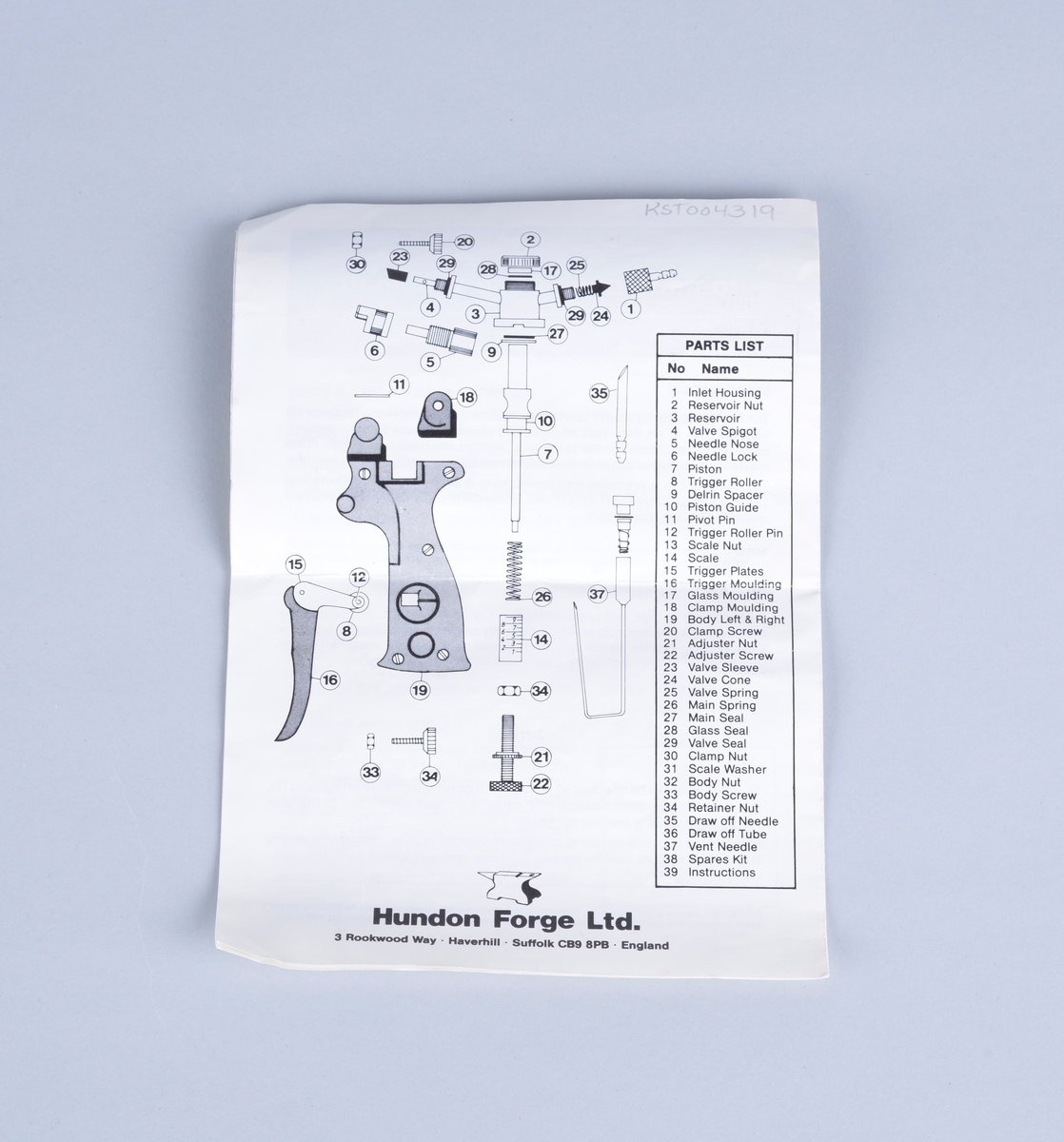 Vaksinepistol av merket Rapi-Vacc.
Automatisk multi-dose vaksinator. 
Hver dose er fra 0 - 1,0 ml
Med pistolen følger en tynn hvit gummislange med injeksjonsnål (?), Ventilasjonsrør (?) samt det som trolig er ulike reservedeler. 

Vedlagt brosjyre fra leverandøren og brev fra Proffesor Tore Håstein