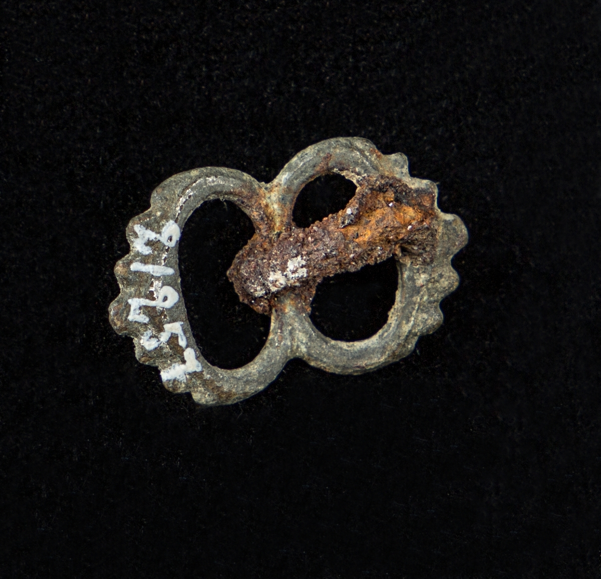 Sölja i brons. Ornerad.