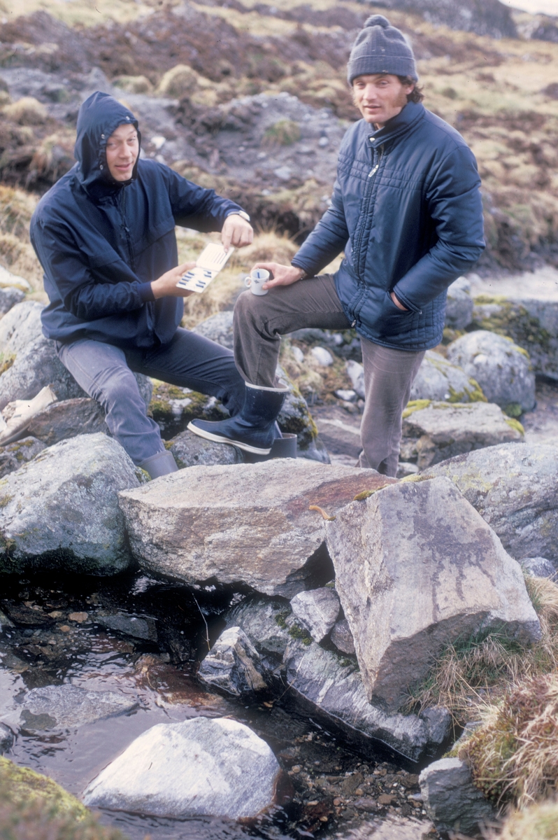 Lurøy, 1972 : Hans Petter Meland og Steinar Olaisen (med lue), tester vannprøver med pH-papir