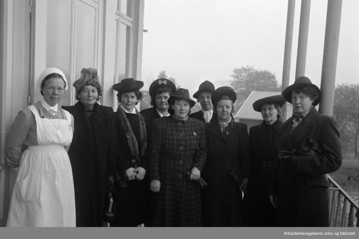 Tåsen gamlehjem, mars 1946. Nummer to fra venstre er Sigrid Syvertsen (1885-1974), leder for Arbeiderpartiets Kvinnesekretariat 1923-1939.