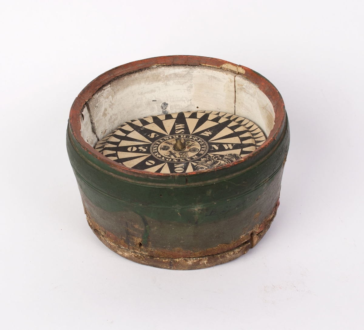 Luftkompass i dreiet trebolle. Kompassrose på nål, glass mangler.