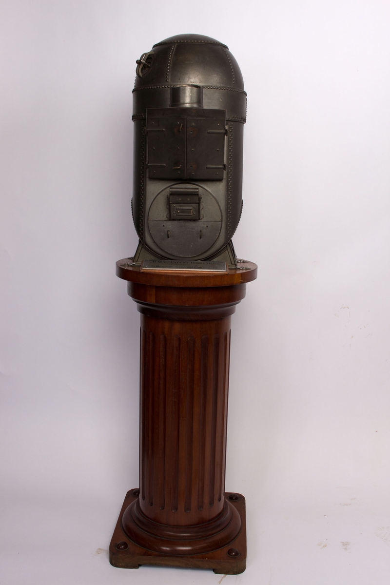 Modell av BMV. Donkeykjel montert på sokkel.