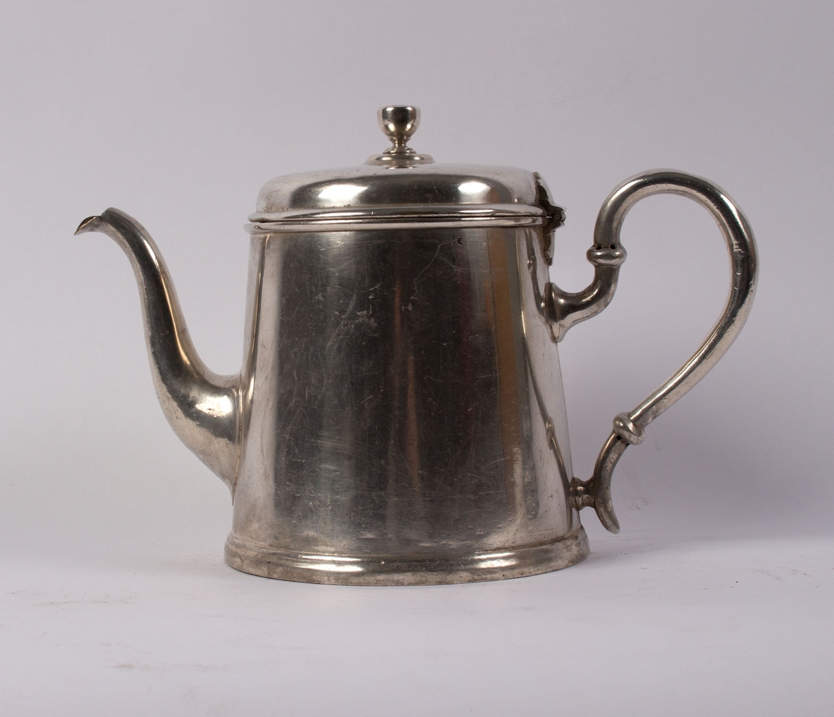 Kanne. Kaffekanne i nysølv med hank, tut og vippelokk.