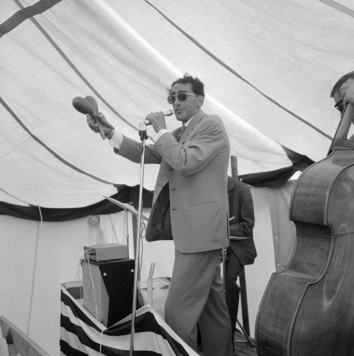 Den karismatiske väckelsepredikanten Målle Lindberg mitt uppe i sitt uppträdande på Skänninge marknad 1964