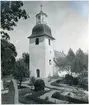 Säterbo sn, Arboga kn, Säterbo kyrka.
Exteriör  av kyrkan och del av kyrkogården.