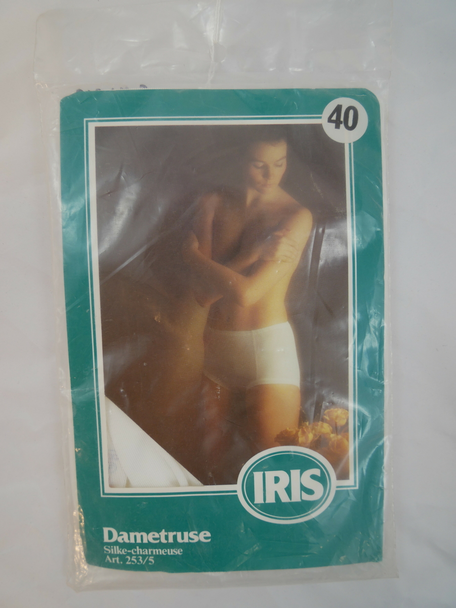 Uopna pakke med IRIS dametruse. Pakningen syner bilete av ei kvinne iført truse.