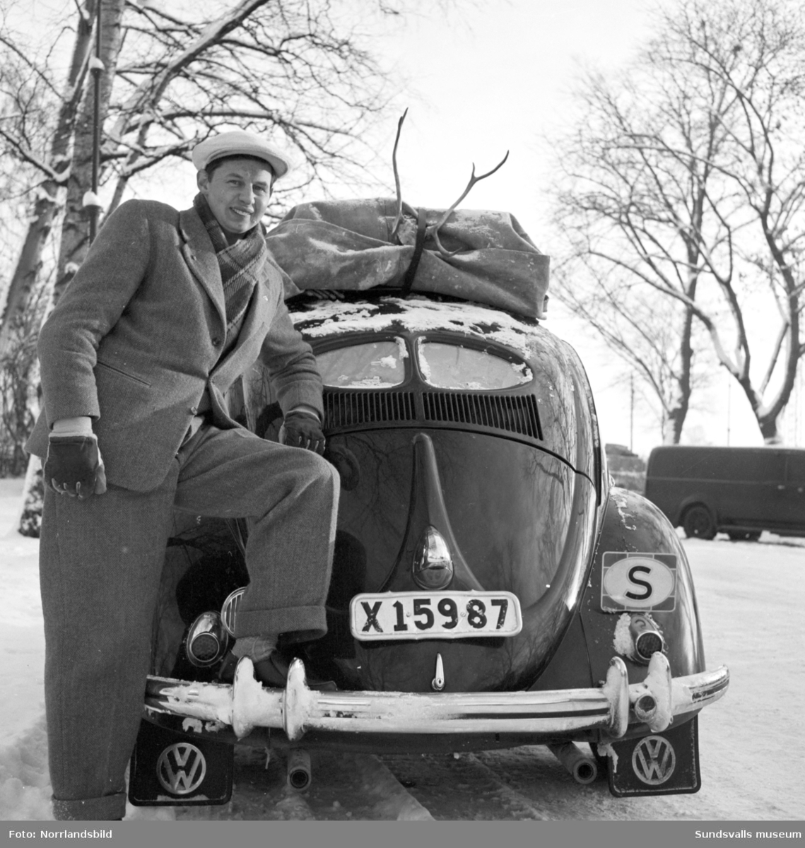 Svensk sångare och bandyspelare född i Arbrå, Hälsingland.
