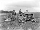 David är med sin traktor och plöjer i Rösta, Villberga socken, Uppland 1922