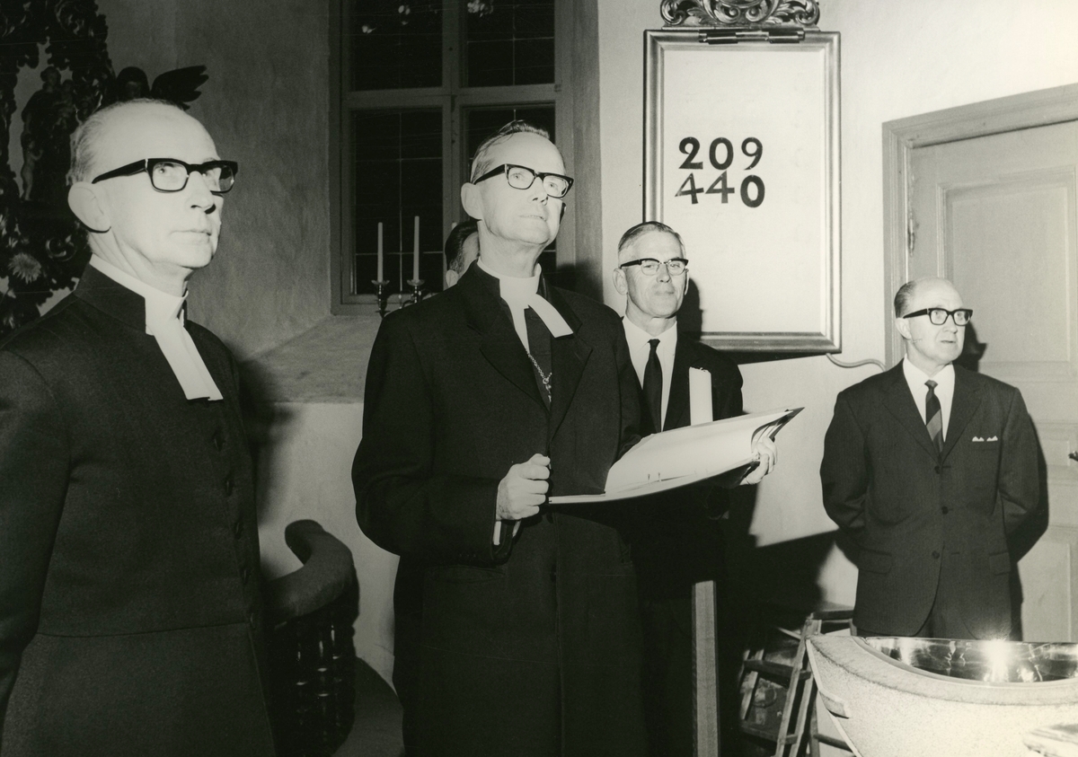 Inventariegenomgång i Kållereds kyrka i samband med Biskopsvisitationen år 1966. Från vänster ses kyrkoherde Lennart Levén, biskop Bo Giertz (håller inventarieboken), kyrkvaktmästare Karl Olofsson och kyrkorådet Alvar Andersson.