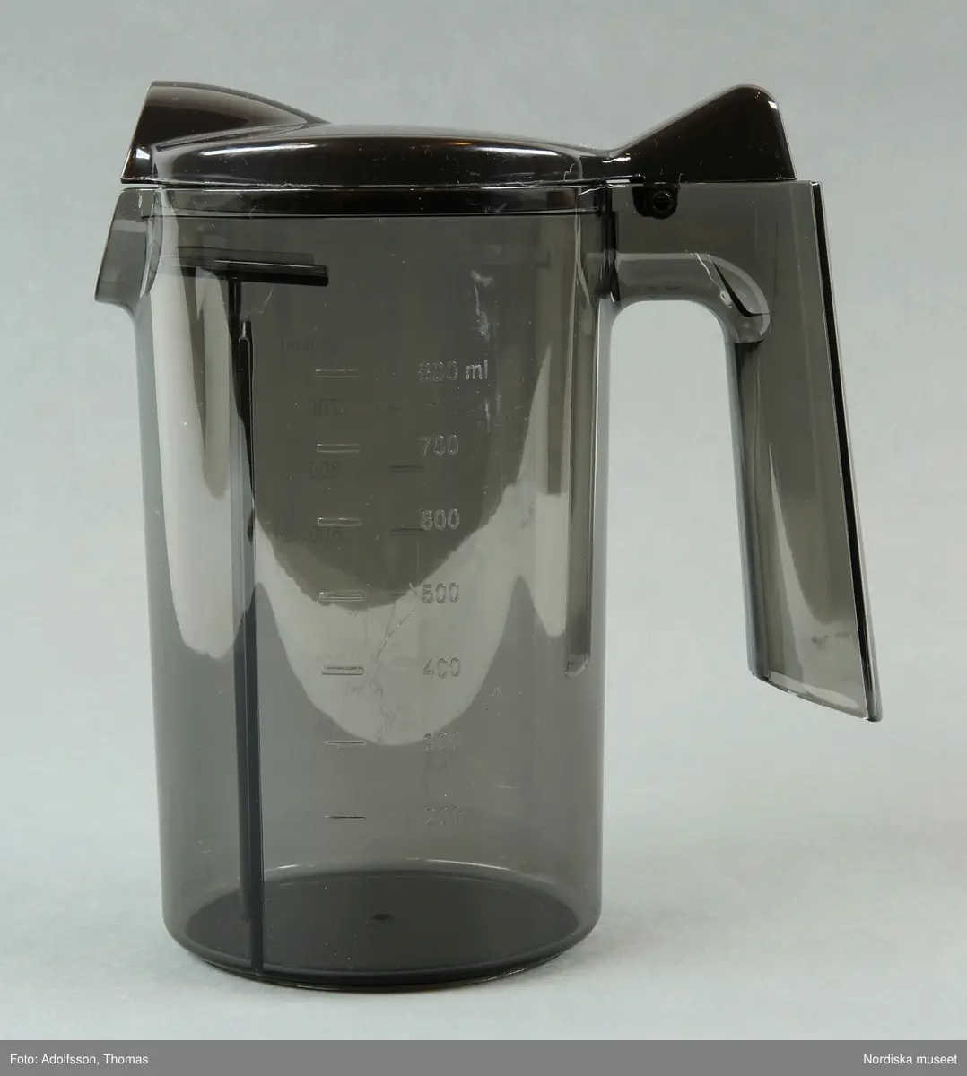 En elektrisk råsaftcentrifug av märket Elektrolux PERFECTJUICE ESF 2000. Består av  6 delar. a) Själva råsaftcentrifugen är cylinderformad och av metall och plast. De övriga delarna är av rökgrå hårdplast och består av b+) ett lock med c) press samt en d) behålllare som fruktköttet samlas i och e) en liten lockförsedd juicekanna med f) skumseparator i form av en plasskena som saften rinner ut i när den är klar. Dessutom en g) bruksanvisningsbroschyr och ett h) garantipapper.
Locket (b+) har en skada där en bit är avslagen.

Lena Kättström Höök 2014-01-10