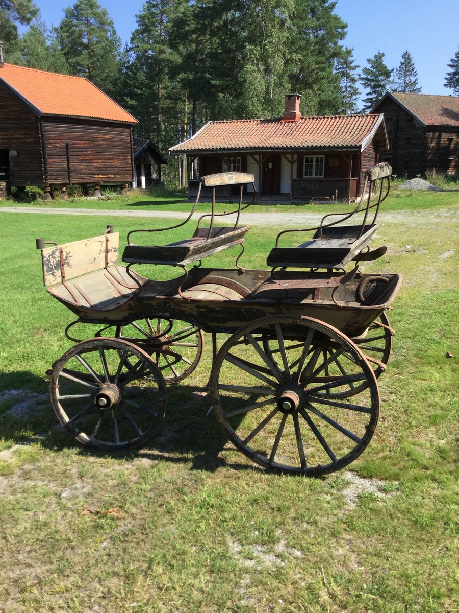 Kjøkkenvogn med to avtakbare seter, stigbrett til baksetet, trekte ryggstøtter, fester til to lykter. Mangler drag, råteskadet i baksetet og i vogn samt på ett bakhjul. Fire hjul, to hjul med 12 eiker og to hjul med 14 eiker.
En kjøkkenvogn eller kjøkkentrille er et lett hestekjøretøy med fire hjul. Den har vanligvis to setebenker i kjøreretningen, og den fremre gjerne noe høyere plassert enn den bakre. Kjøkkenvogna ble brukt både til skyss av personer og varetransport (i første rekke til husholdningen). Setene kunne tas av når varer skal transporteres. De fleste kjøkkenvogner ble kjørt med én hest.