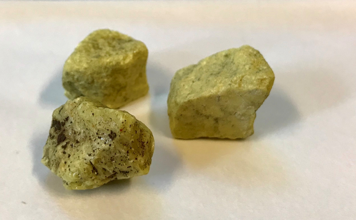Geologiske prøver og bombedeler. Seks glassrør, en dreid trepropp og en liten beholder i tre. 

Trebeholderen inneholder tre små spisse pinner av ukjent materiale, muligens tennsatser. Et av de brune glassrørene inneholder små metallsylindre. Dette er trolig tennhetter .Et av rørene inneholder en liten glassbit, resten er tomme. Et av rørene er knust.