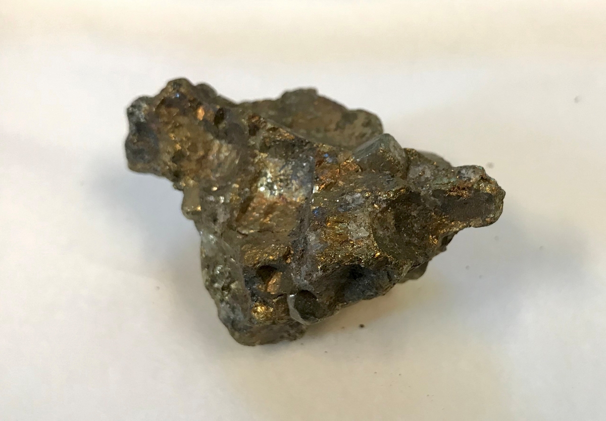 Geologiske prøver og bombedeler. Seks glassrør, en dreid trepropp og en liten beholder i tre. 

Trebeholderen inneholder tre små spisse pinner av ukjent materiale, muligens tennsatser. Et av de brune glassrørene inneholder små metallsylindre. Dette er trolig tennhetter .Et av rørene inneholder en liten glassbit, resten er tomme. Et av rørene er knust.