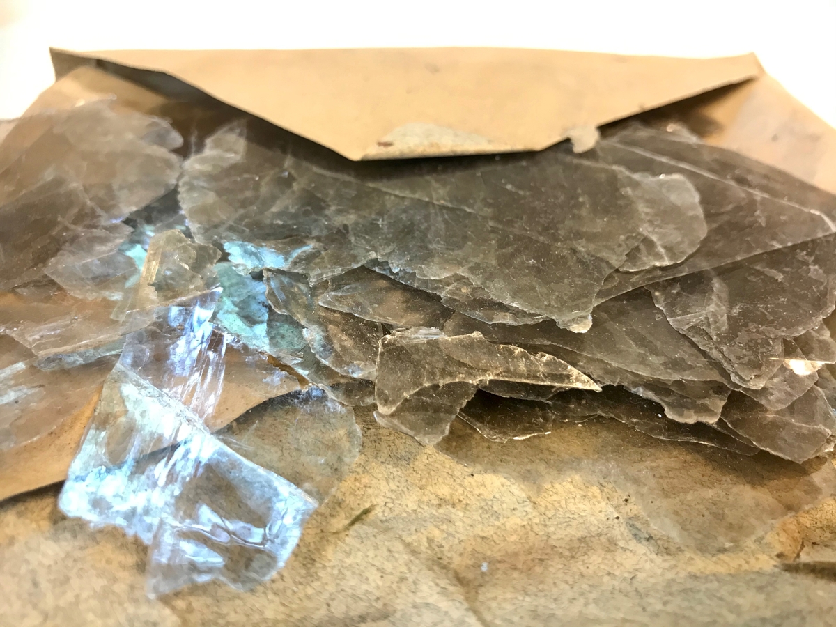 Geologiske prøver og bombedeler. Seks glassrør, en dreid trepropp og en liten beholder i tre. 

Trebeholderen inneholder tre små spisse pinner av ukjent materiale, muligens tennsatser. Et av de brune glassrørene inneholder små metallsylindre. Dette er trolig tennhetter .Et av rørene inneholder en liten glassbit, resten er tomme. Et av rørene er knust.