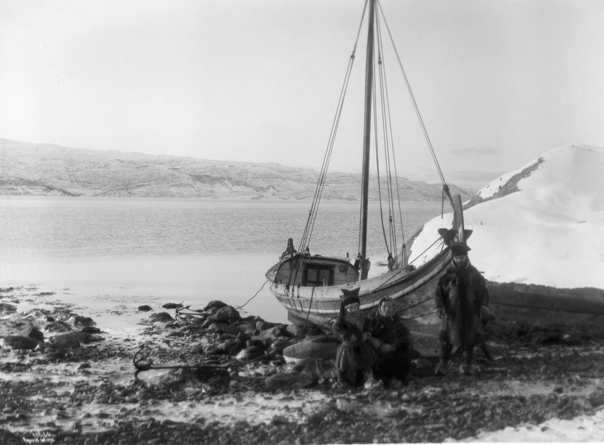 Bossekop - Samefamilie med båt. 3/3 1910, Alta, Finnmark.