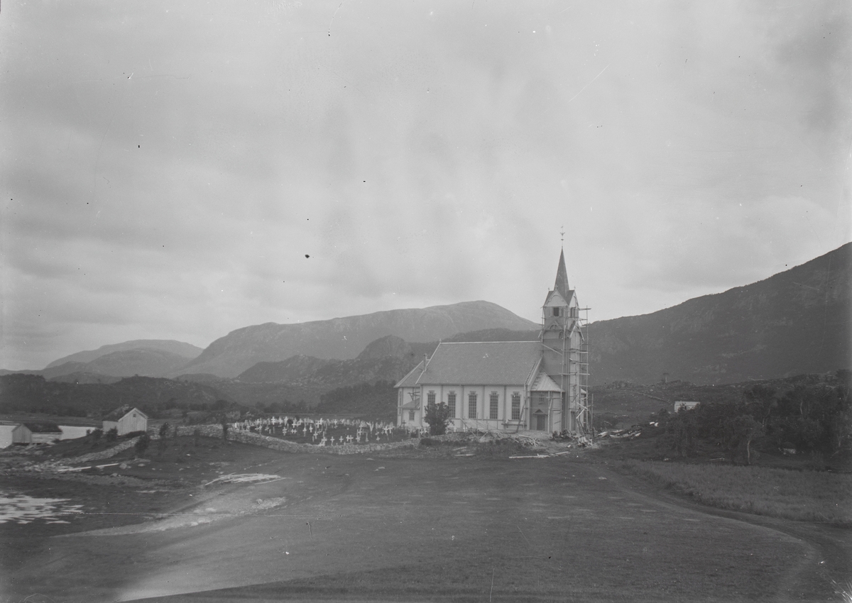 Prospektfotografi av Vågøy kirke i Fræna under oppføring.